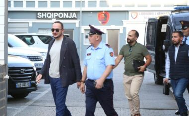 Salianji dorëzohet në polici, mbështetësit e opozitës e presin me brohorima