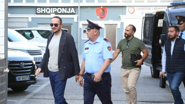 Salianji dorëzohet në polici, mbështetësit e opozitës e presin me brohorima