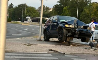 Aksident në Shkup, një makinë me shpejtësi të madhe godet shenjën e komunikacionit