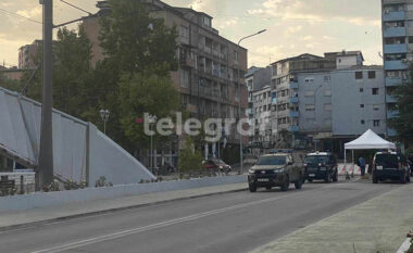 Largohen autoblindat e karabinierëve që po qëndronin mbi Urën e Ibrit