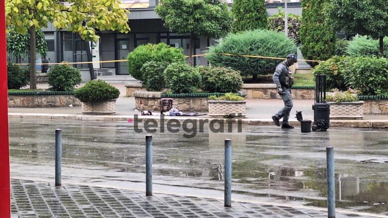 Policia rrethon objektin e Komunës së Mitrovicës, dikush la një valixhe të dyshimtë në oborrin e saj