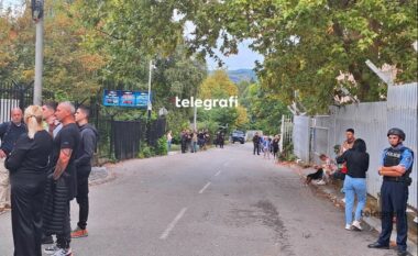 Ulet numri protestuesve serbë para stacionit policor në veri të Mitrovicës