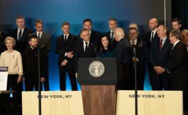 Osmani në mesin e liderëve botërorë, në samitin për Ukrainën në New York – shtrëngim duarsh me presidentin amerikan