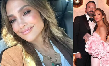 Jennifer Lopez “trazon rrjetin” ndërsa shfaqet me varësen me emrin ‘BEN’ pak javë pas kërkesës për divorc nga Ben Affleck