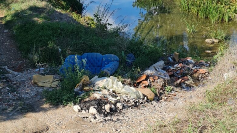 Mbeturina afër lumit ‘Morava’ në Kamenicë, komuna thotë se do të pastrohen në ditët në vazhdim