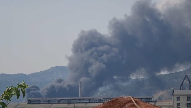 Merr flakë punishtja e përpunimit të plastikës në Elbasan