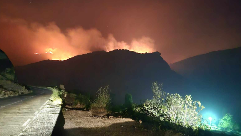 Zjarri në Mariovë ende nuk është shuar, rrezikohen disa fshatra