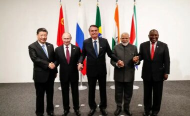 India, anëtare e BRICS refuzon de-dollarizimin – përqafon dollarin amerikan