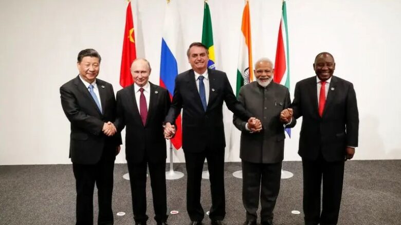 India, anëtare e BRICS refuzon de-dollarizimin – përqafon dollarin amerikan