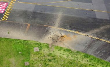 Një bombë amerikane e Luftës së Dytë Botërore shpërthen në aeroportin e Japonisë, hapet një krater i madh – nuk ka të lënduar