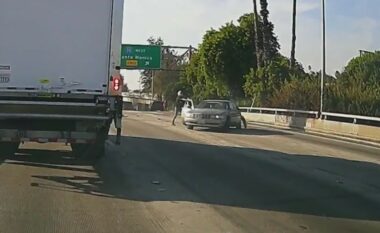 Pas një zënke në trafik, shoferi i një veture në Los Angeles vret një shofer tjetër – tërë ngjarja u zhvillua para shumë kalimtarëve