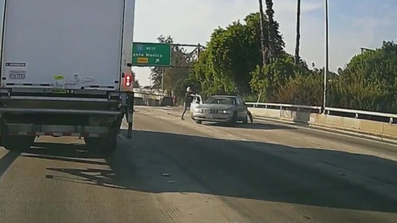 Pas një zënke në trafik, shoferi i një veture në Los Angeles vret një shofer tjetër – tërë ngjarja u zhvillua para shumë kalimtarëve