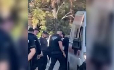 Burri nga Beogradi qëllon dhe plagos gruan dhe djalin e tyre, policia e arreston autorin e sulmit