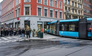 Tramvaji përplaset në një dyqan në qendër të Oslos, lëndohen katër persona