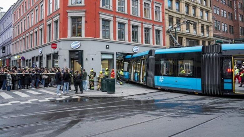 Tramvaji përplaset në një dyqan në qendër të Oslos, lëndohen katër persona