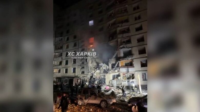 Rusët bombardojnë në një ndërtesë kolektive në Kharkiv, vritet një 11-vjeçar dhe 34 tjerë plagosen