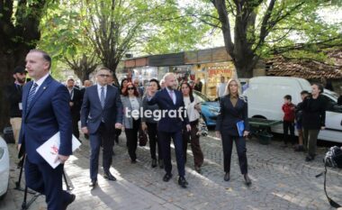 Ndërpritet transmetimi i seancës, deputetët e opozitës protestojnë para RTK-së: Tendenca e Qeverisë është që të mbytë fjalën e lirë