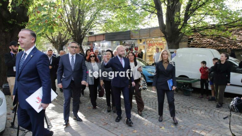 Ndërpritet transmetimi i seancës, deputetët e opozitës protestojnë para RTK-së: Tendenca e Qeverisë është që të mbytë fjalën e lirë