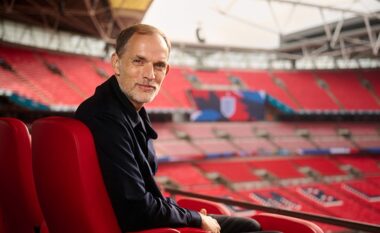 Mediumi i njohur anglez e quan ditë të zezë për Anglinë emërimin e Thomas Tuchel në krye të ‘Tre Luanëve’