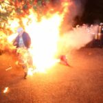 Përshkallëzohet protesta, efektivi i policisë dhe qytetari përfshihen nga flakët