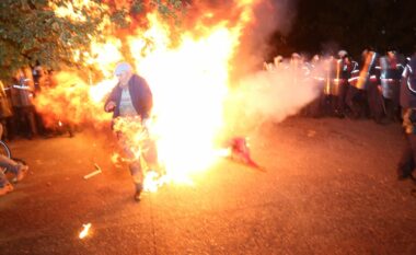 Përshkallëzohet protesta, efektivi i policisë dhe qytetari përfshihen nga flakët