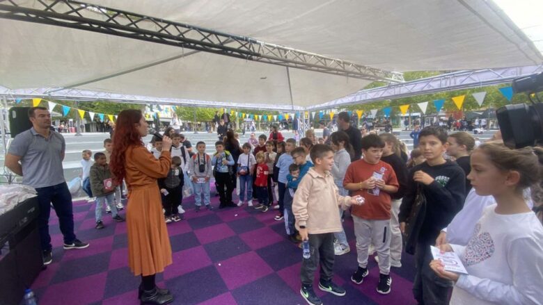 Shtëpia Botuese “Dukagjini” shpërndan çmime për fëmijë në Panairin e Librit që po mbahet në sheshin “Zahir Pajaziti”