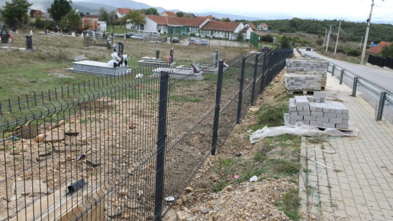 Në Drenas dhe Komoran përfunduan projektet për rregullimin e varrezave, trotuareve dhe parkingjeve