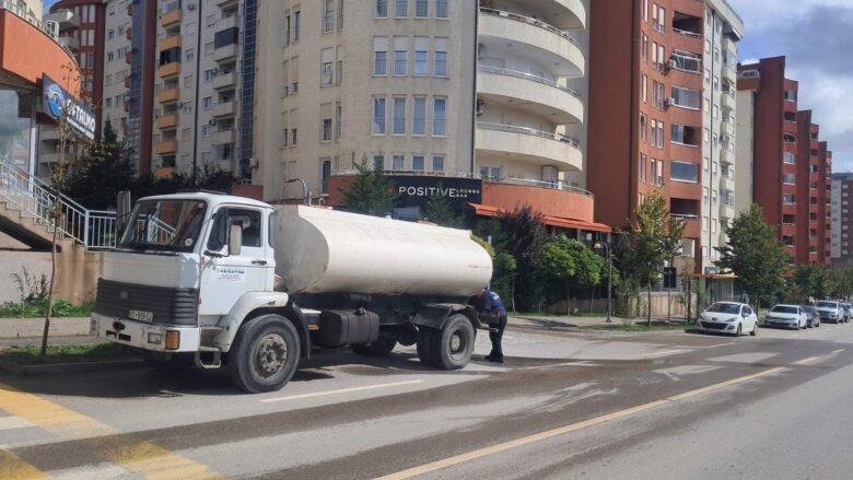 KRU “Prishtina” shpërndan ujë të pijshëm përmes autobotëve në disa lagje