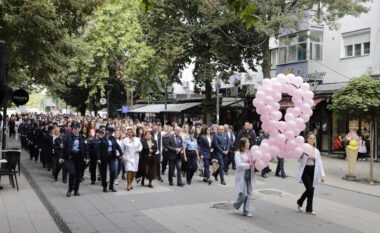 Mbahet marshi tradicional kundër kancerit të gjirit në Mitrovicë