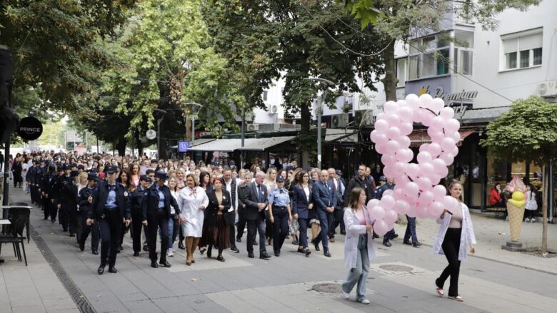 Mbahet marshi tradicional kundër kancerit të gjirit në Mitrovicë