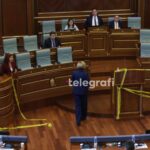 Debat i ashpër në Kuvend, Kusari - Lila i prenë shiritat që i vendosi deputeti Abazi