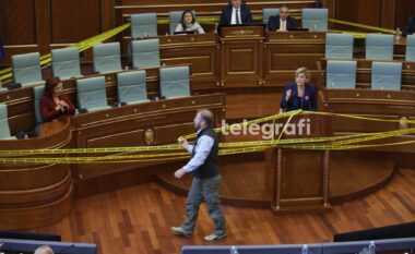 “Danger”, deputeti Abazi me aksion në seancën e Kuvendit në shenjë revolte ndaj audio-inicizimit të Kusari-Lilës dhe Radoiçiqit