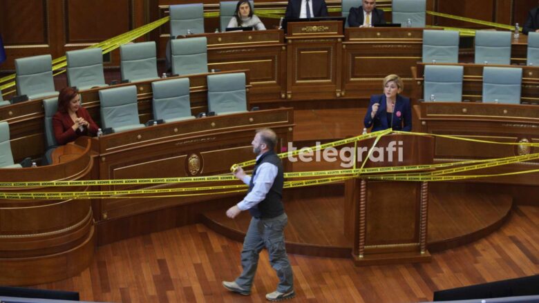 “Danger”, deputeti Abazi me aksion në seancën e Kuvendit në shenjë revolte ndaj audio-inicizimit të Kusari-Lilës dhe Radoiçiqit