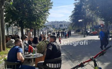 Atmosferë e qetë në veri, qytetarët shijojnë pasditen në kafenetë dhe sheshin e qytetit