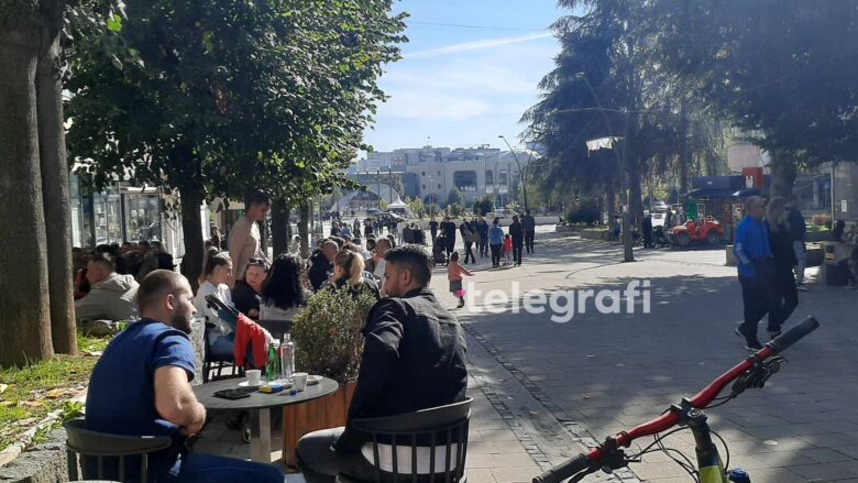 Atmosferë e qetë në veri, qytetarët shijojnë pasditen në kafenetë dhe sheshin e qytetit