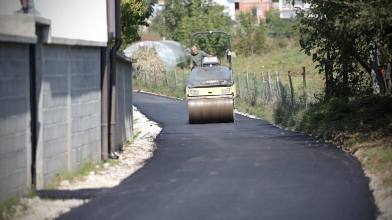 Nis asfaltimi i rrugëve në Vajnik të Skenderajt