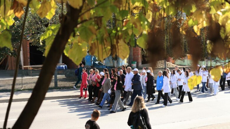 Në Skenderaj mbahet ecja tradicionale në kuadër të muajit ndërgjegjësues ndaj kancerit të gjirit