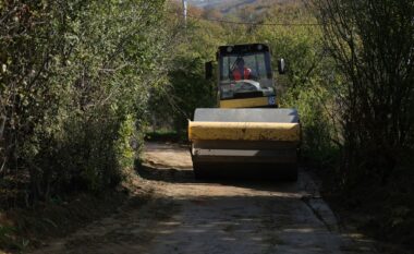 Në Likoc të Skenderajt fillojnë punimet për trajtimin e rrugëve në gjendje jo të mirë