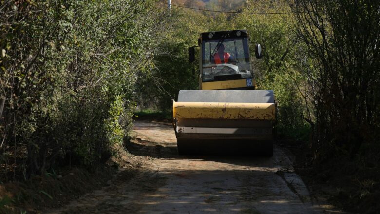 Në Likoc të Skenderajt fillojnë punimet për trajtimin e rrugëve në gjendje jo të mirë