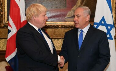 Një pajisje përgjimi u gjet në banjën time pas vizitës së Netanyahu, pohon Boris Johnson