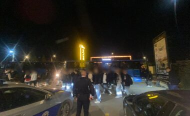 Policia në Ferizaj me kontrolle në autobusët urban ku shumica e udhëtarëve ishin nxënës – në dyshemenë e autobusit u gjetën armë zjarri, thika dhe boks hekuri