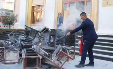 Tensionet në Kuvend, Policia e Tiranës çon në SPAK 23 deputetë të opozitës