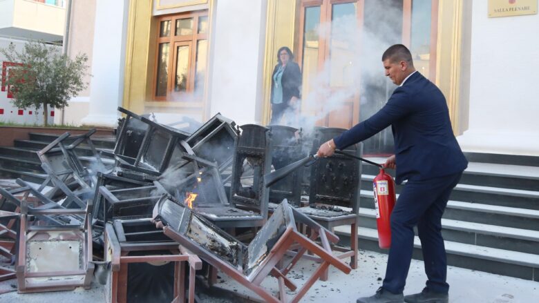 Tensionet në Kuvend, Policia e Tiranës çon në SPAK 23 deputetë të opozitës