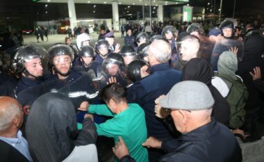 Bllokimi i rrugëve nga opozita, arrestohen tre protestues në Elbasan, procedohen tre deputetë