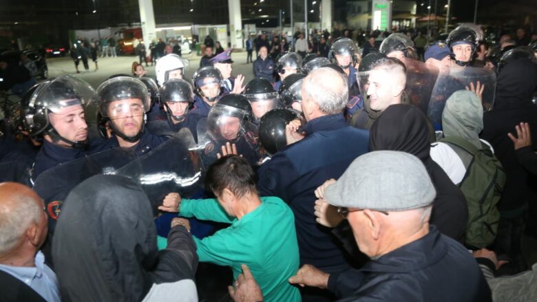 Bllokimi i rrugëve nga opozita, arrestohen tre protestues në Elbasan, procedohen tre deputetë