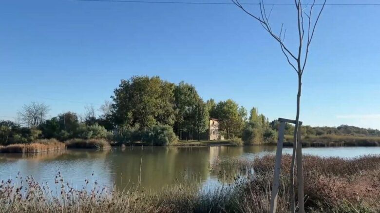 Laguna e Kune Vainit bëhet atraksion për të huajt, problem mushkonjat