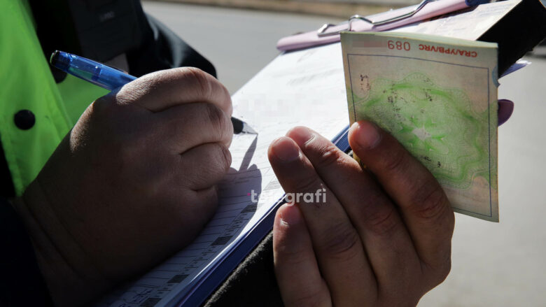 Tejkaloi në vijë të plotë veturën e Policisë, gjobitet shoferi në Ferizaj