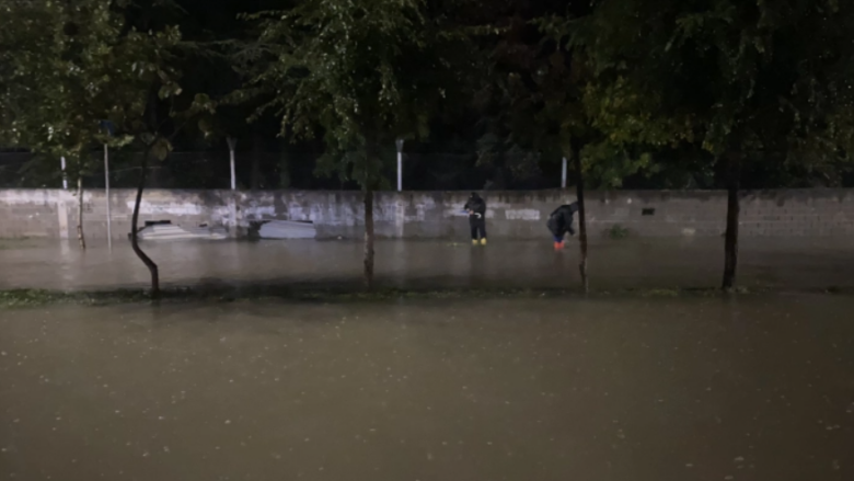 Përmbyten disa rrugë dhe oborre në Tetovë, policia dhe zjarrfikësit në terren