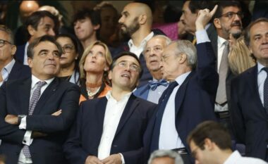 Humbja shkatërruese nga Barcelona, Florentino Perez pas ndeshjes u fut në zhveshtoret e Real Madridit