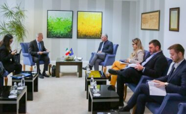 Bislimi takon ambasadorin e Italisë, Antonello De Riu – kërkon largimin e masave ndaj Kosovës